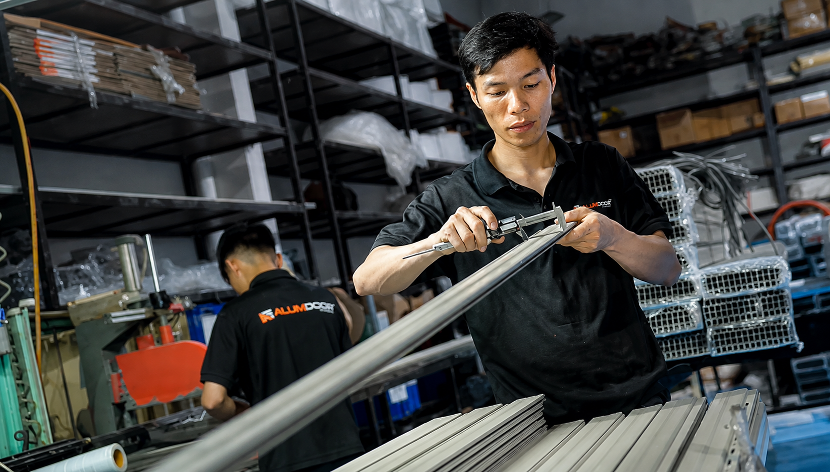 Kỹ thuật viên Alumdoor hỗ trợ bảo hành cửa cuốn
